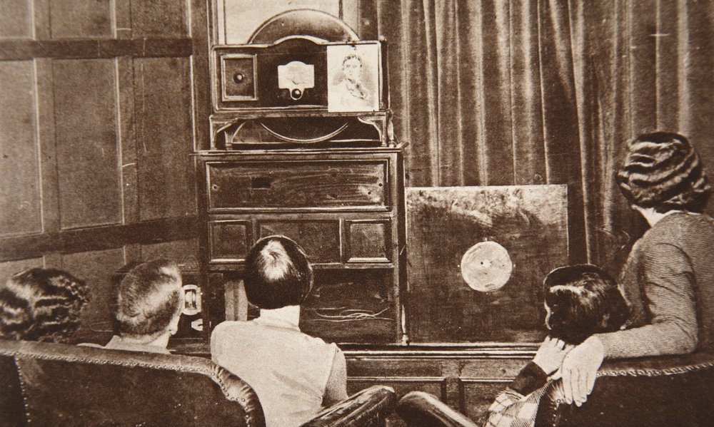 ジョンL.ベアードによって開発されたテレビは、1930年に（視覚と